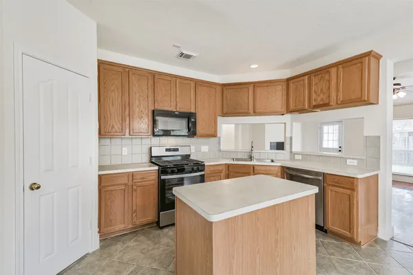 $2,450 | 7 Heron Hollow Court, The Woodlands, TX 77382