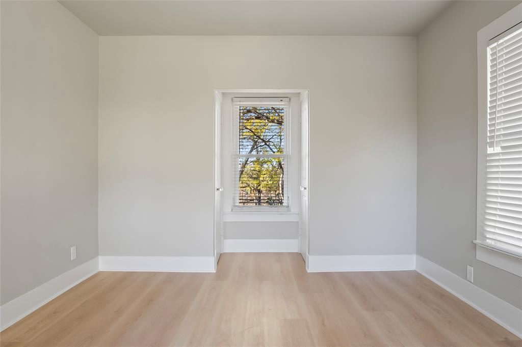 308 Country Club Road Argyle, TX 76226 - Photo 20 of 37 an empty room with window and mirror