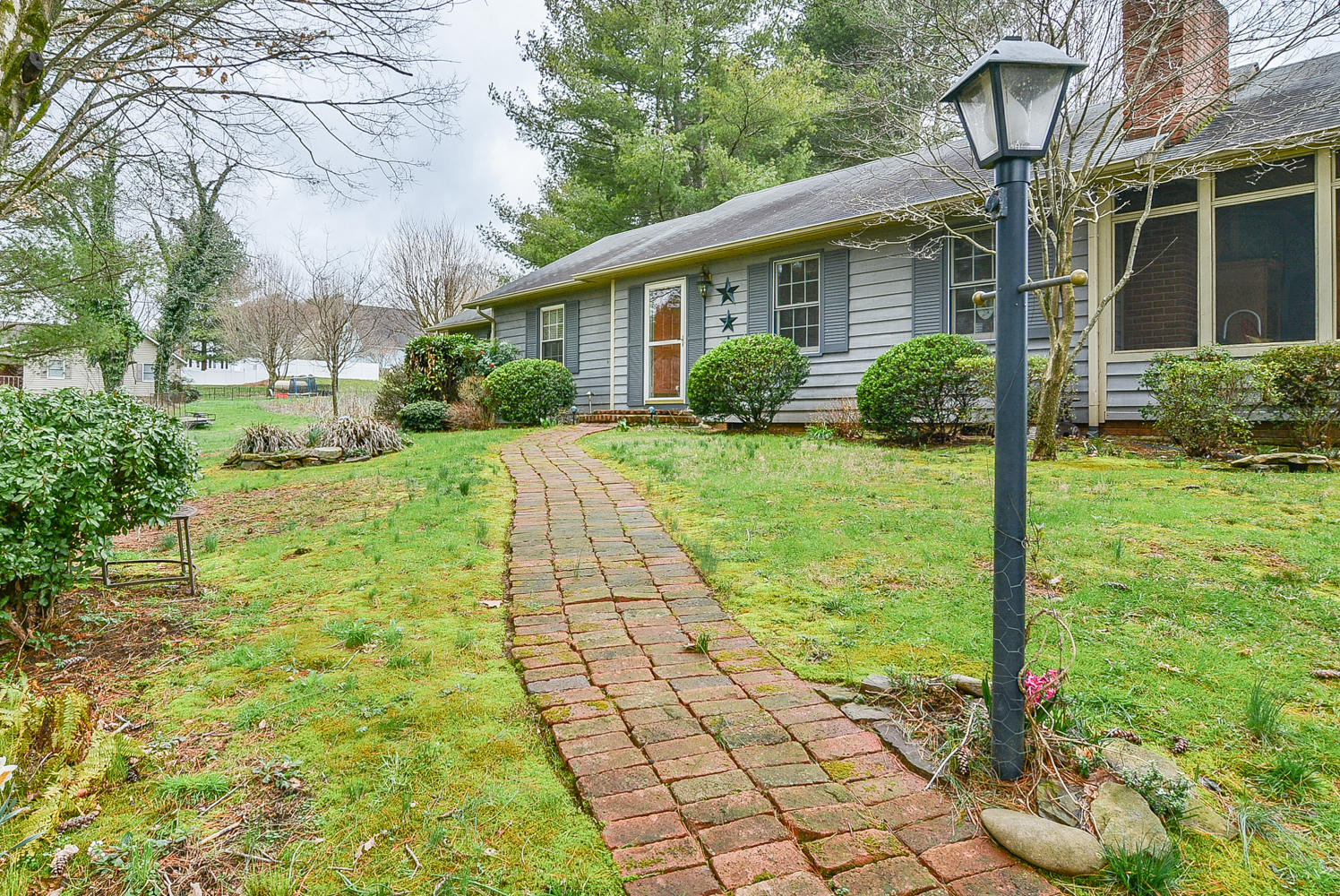 311 Max Jett Road Johnson City, TN 37601 - Photo 3 of 36 311 Max front walkway
