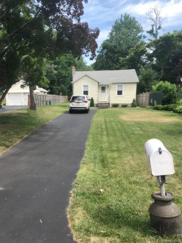 $2,950 | 11 Edgewood Place, Huntington Station, NY 11746