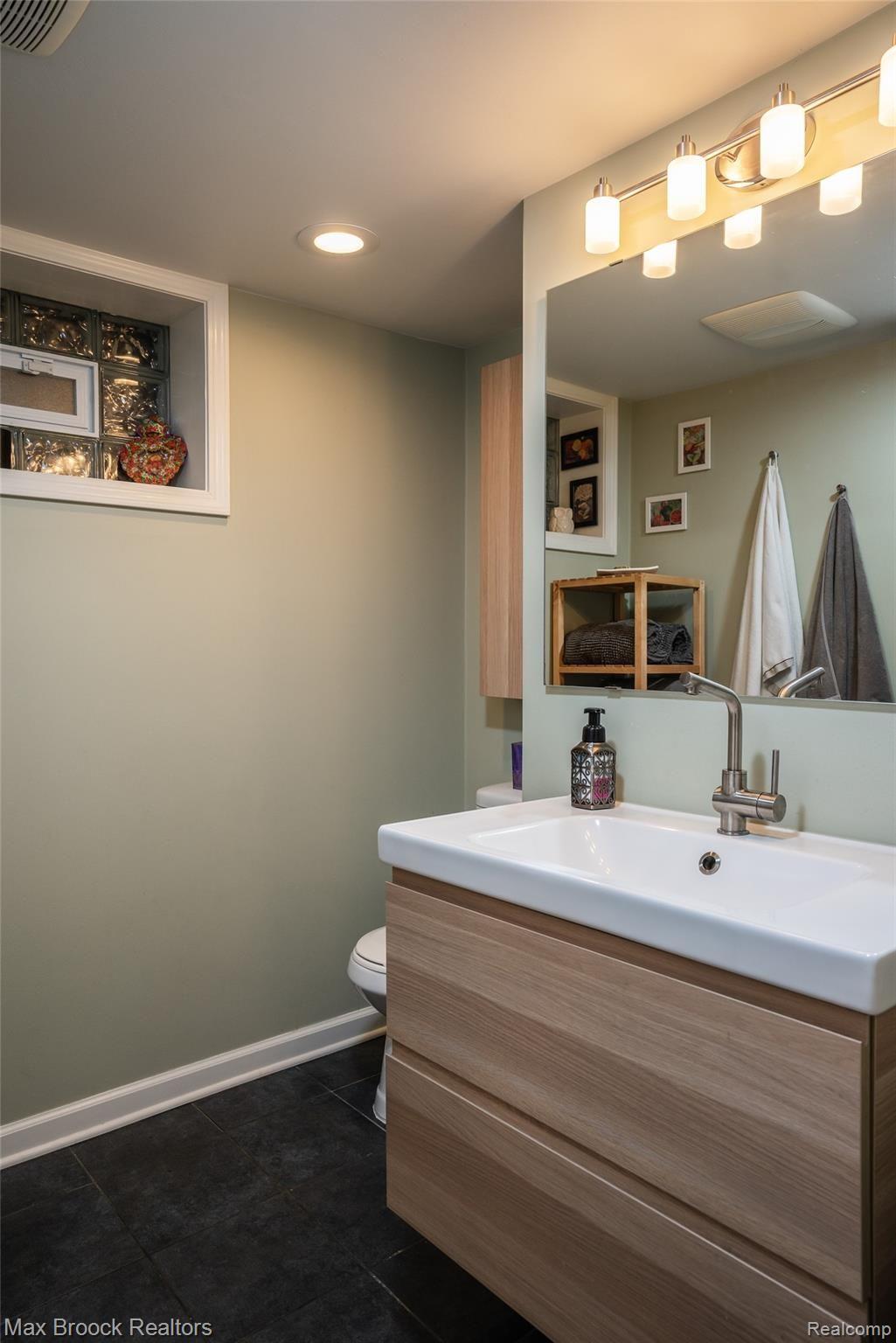 1 Hanover Road Pleasant Ridge, MI 48069 - Photo 22 of 35 Lower Level Full Bathroom