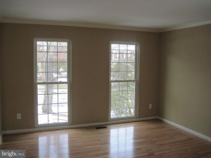 8707 Side Saddle Road Springfield, VA 22152 - Photo 3 of 30 Living Room