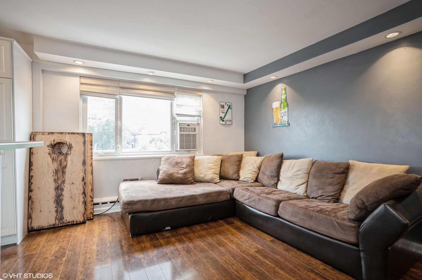 700 West Bittersweet Place, Unit 506 Chicago, IL 60613 - Photo 2 of 11 a living room with furniture and a large window