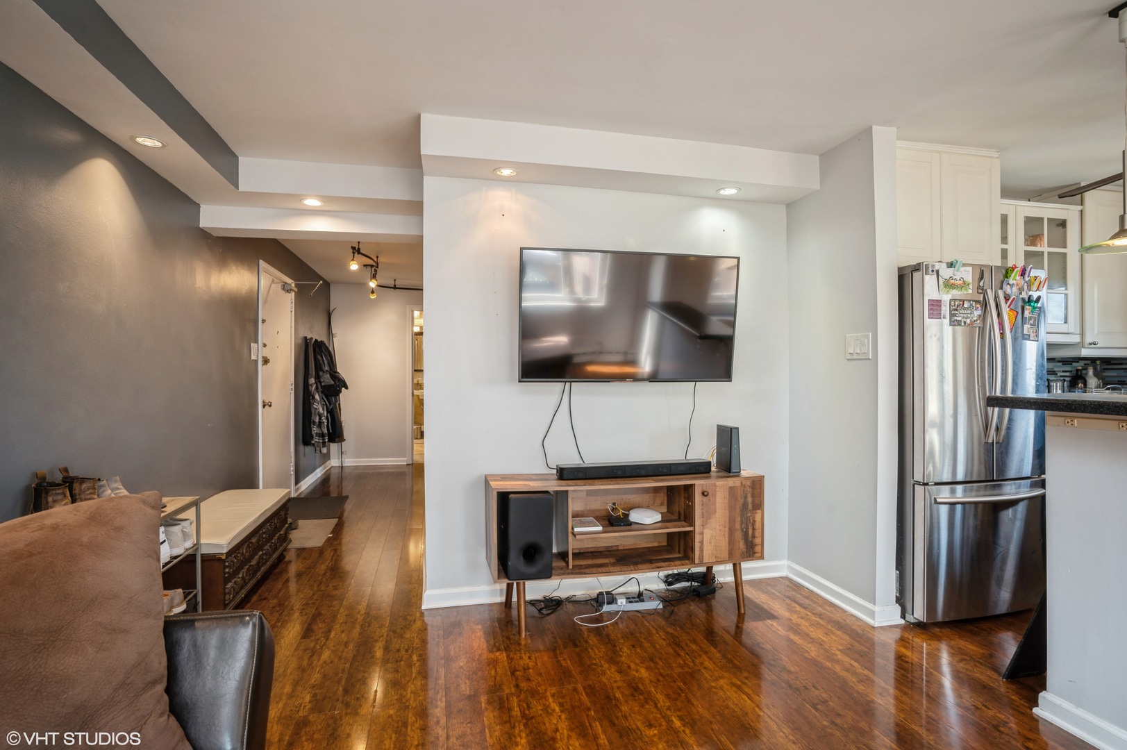 700 West Bittersweet Place, Unit 506 Chicago, IL 60613 - Photo 3 of 11 a kitchen with stainless steel appliances a refrigerator and a wooden floor