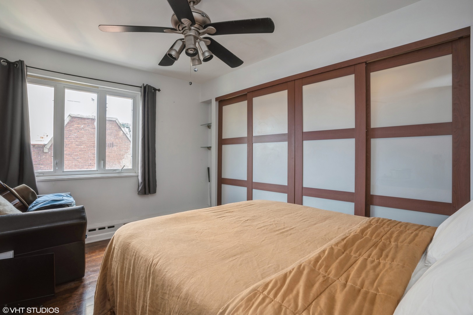 700 West Bittersweet Place, Unit 506 Chicago, IL 60613 - Photo 8 of 11 a bedroom with a large bed and a window