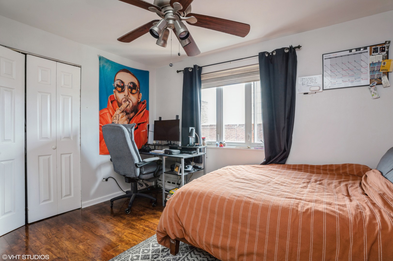 700 West Bittersweet Place, Unit 506 Chicago, IL 60613 - Photo 9 of 11 a bedroom with a bed and a desk