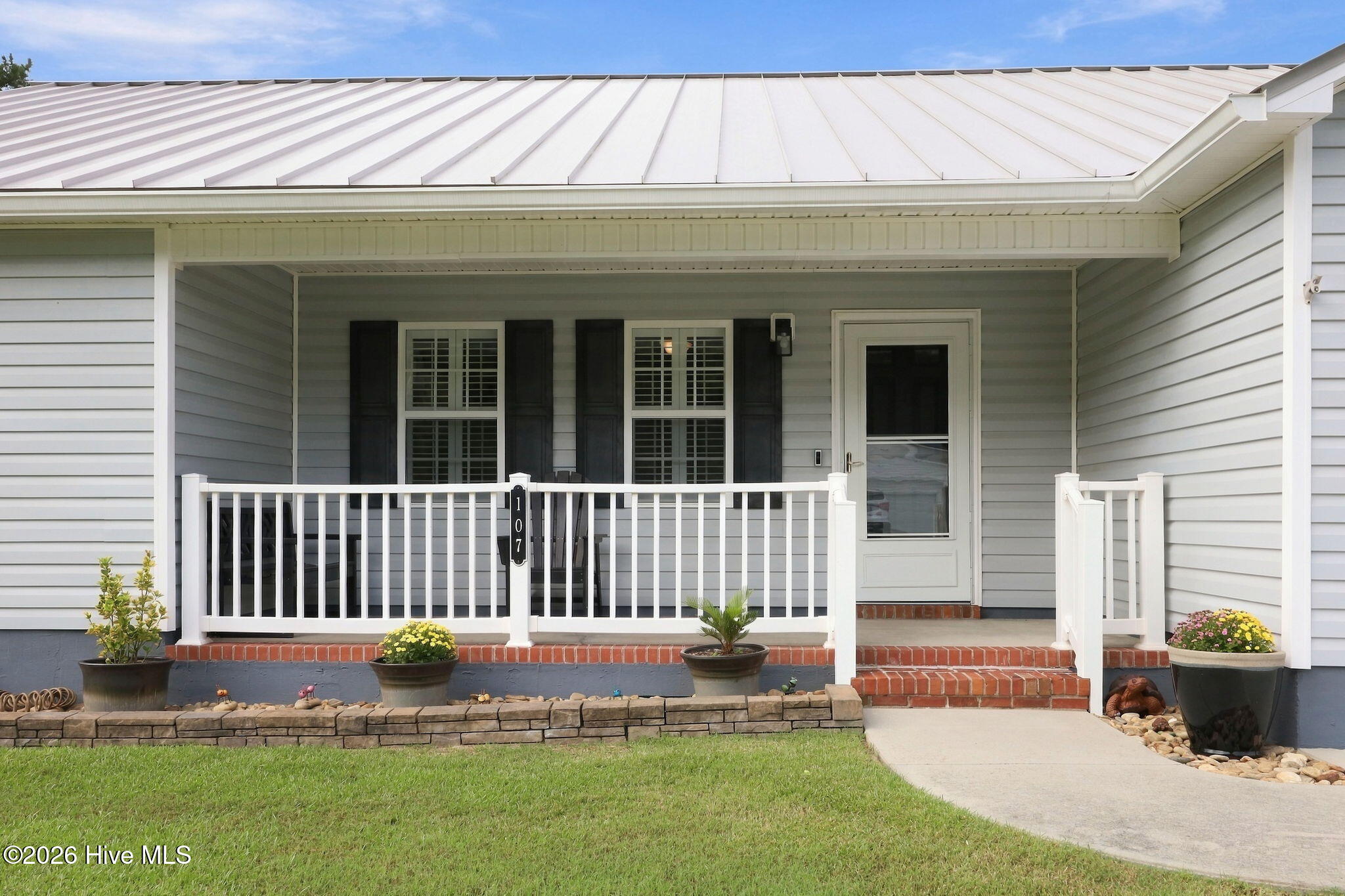 107 Fodder Drive Hubert, NC 28539 - Photo 4 of 61 04_Front_Porch