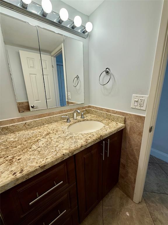 111 Briny Avenue, Unit 2107 Pompano Beach, FL 33062 - Photo 13 of 27 Guest bath