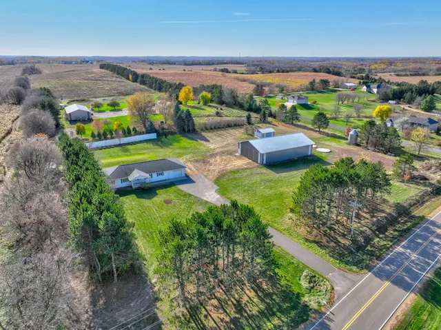 $595,000 | 1019 100th Avenue, Roberts, WI 54023