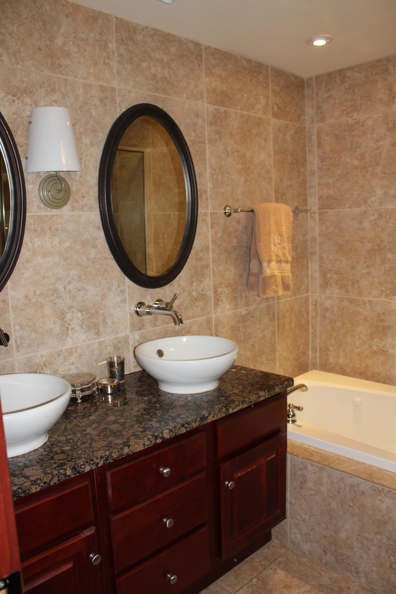 737 Battery Place, Unit 203 Chattanooga, TN 37403 - Photo 9 of 12 737 Battery Place Master Bath