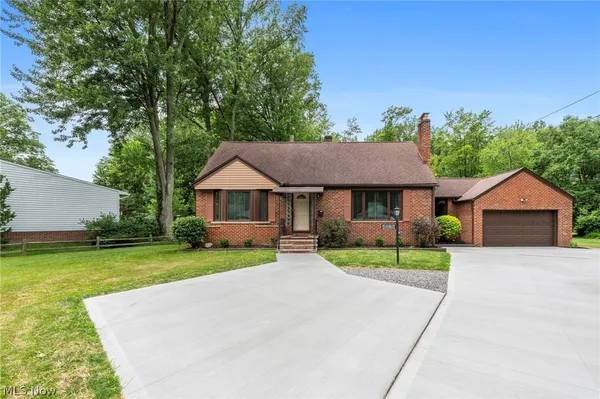 $2,300 | 4026 Columbia Road, North Olmsted, OH 44070