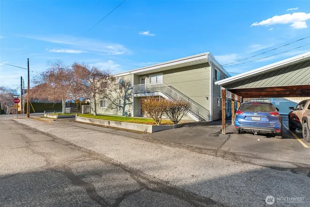 $275,000 | 321 South 3rd Street, Unit 1, Chelan, WA 98816