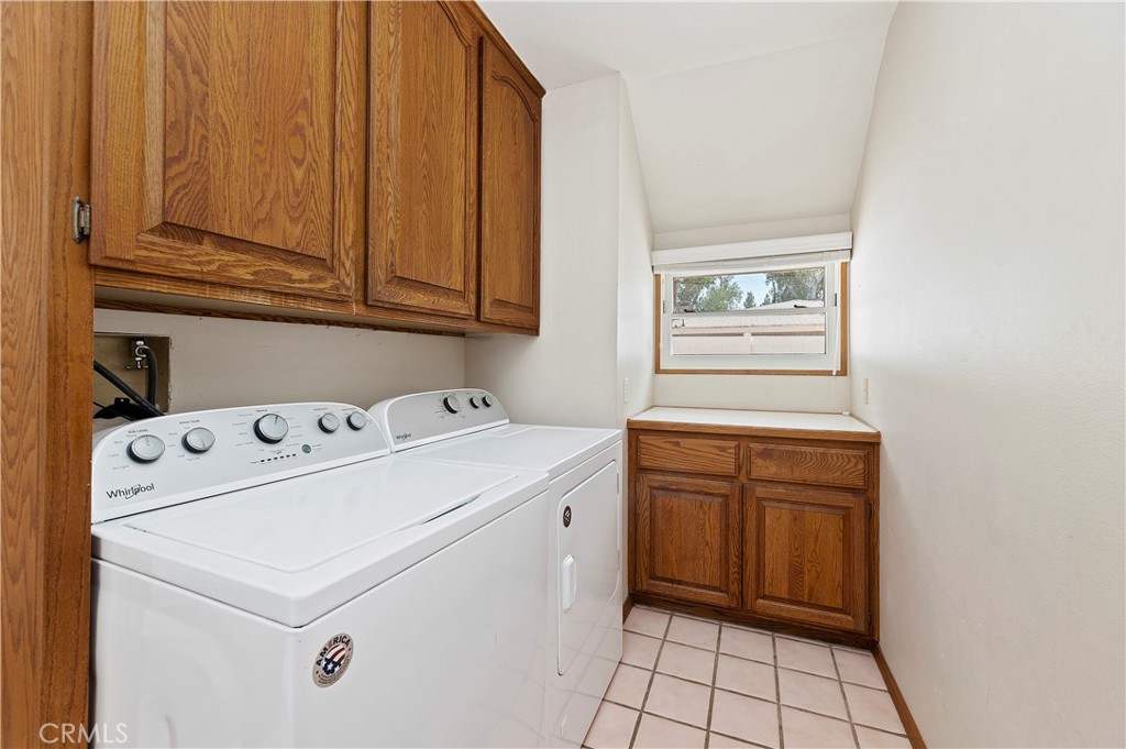 7398 Whitegate Avenue Riverside, CA 92506 - Photo 20 of 51 a utility room with dryer and washer