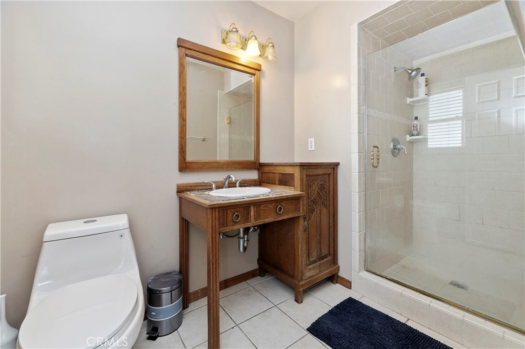 7398 Whitegate Avenue Riverside, CA 92506 - Photo 31 of 51 a bathroom with a sink a toilet and shower