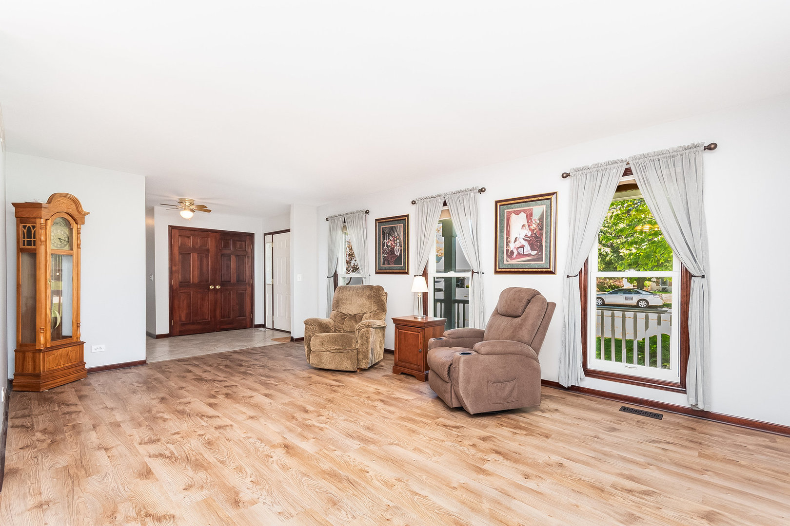 1335 Saddlebrook Road Bartlett, IL 60103 - Photo 3 of 36 Gallery Image 3