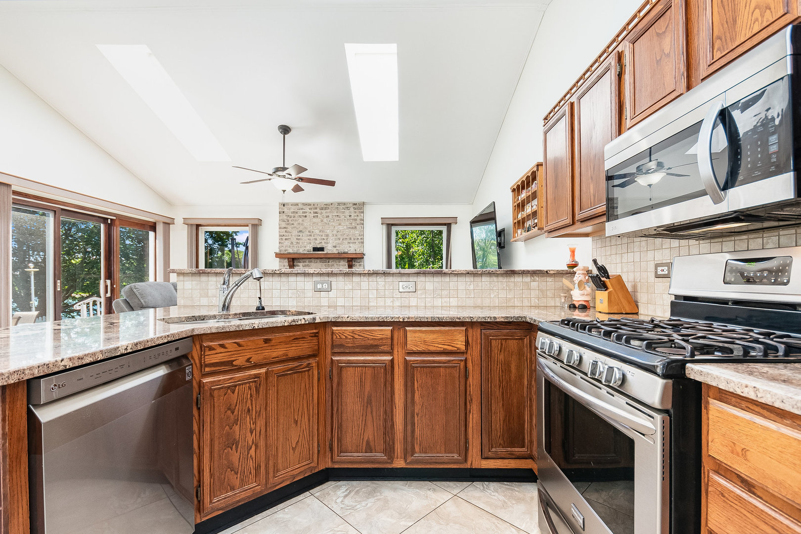 1335 Saddlebrook Road Bartlett, IL 60103 - Photo 7 of 36 Gallery Image 7
