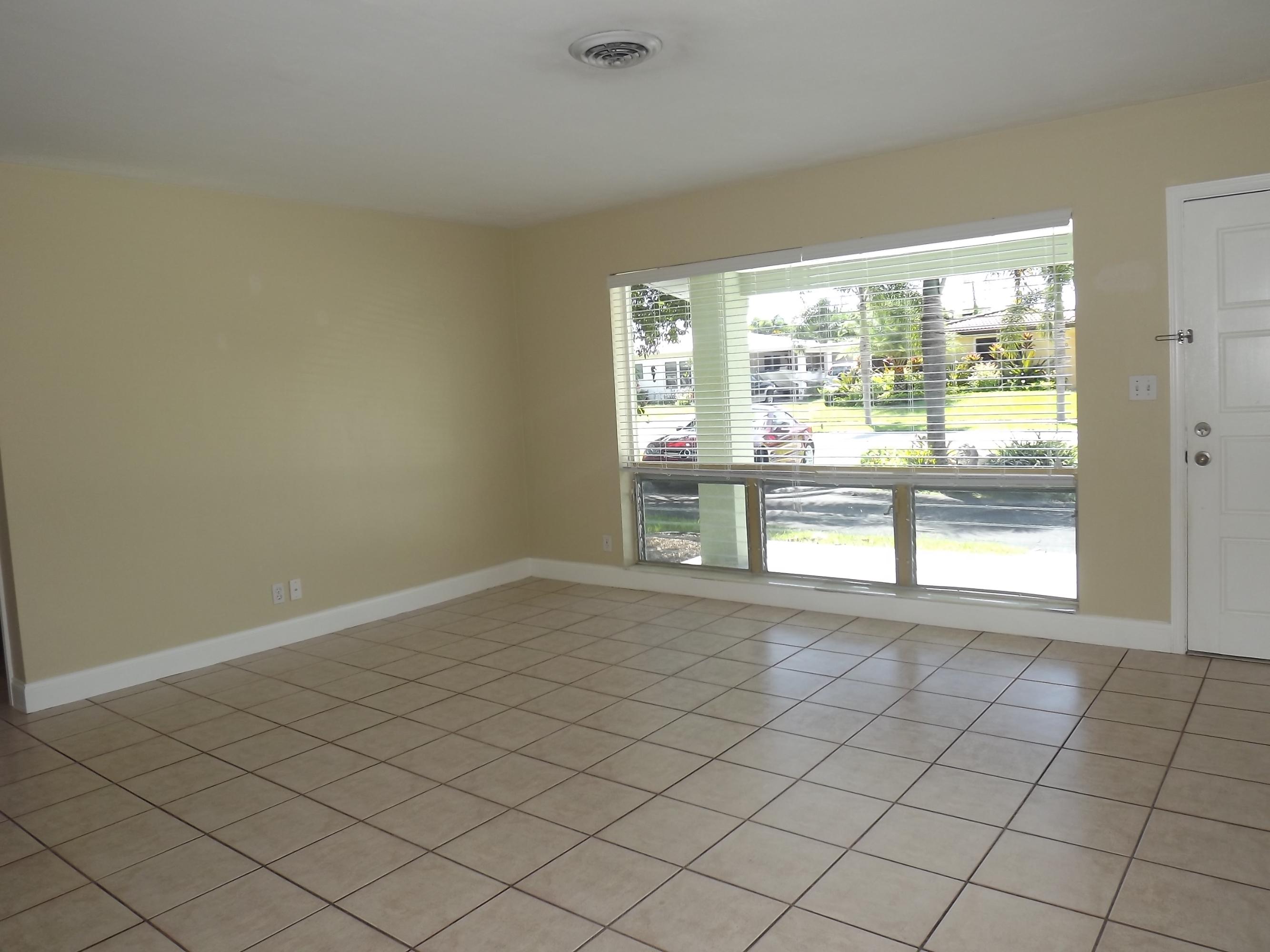 377 Northeast 24th Street Boca Raton, FL 33431 - Photo 6 of 20 Living Room