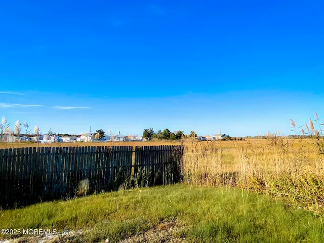 a front view of a lake with houses in back