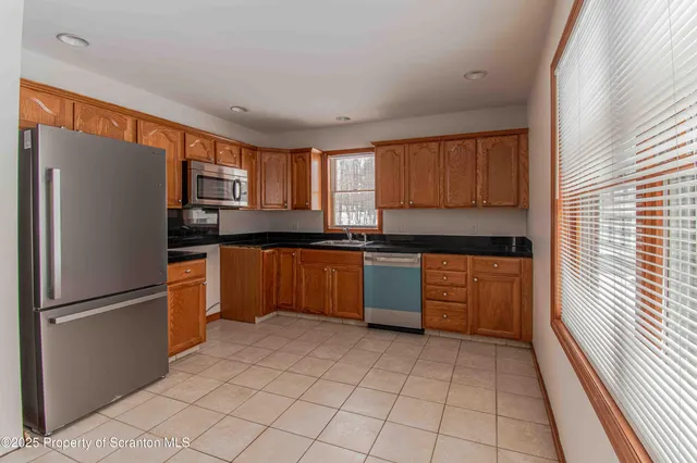 $1,950 | 4005-4007 Pond View Drive, Clarks Summit, PA 18411