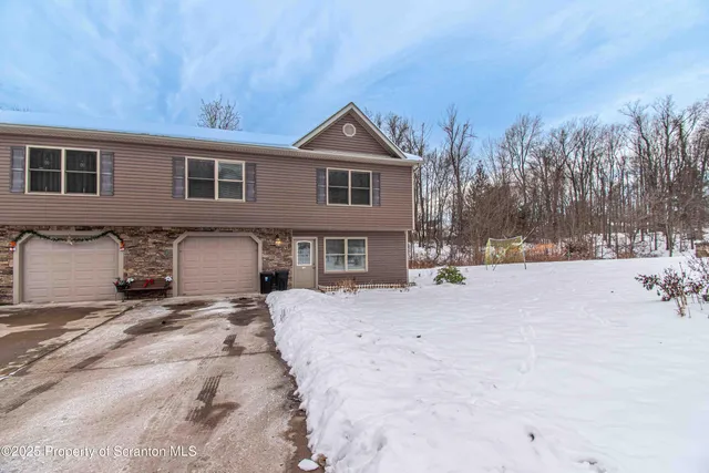 $1,950 | 4005-4007 Pond View Drive, Clarks Summit, PA 18411