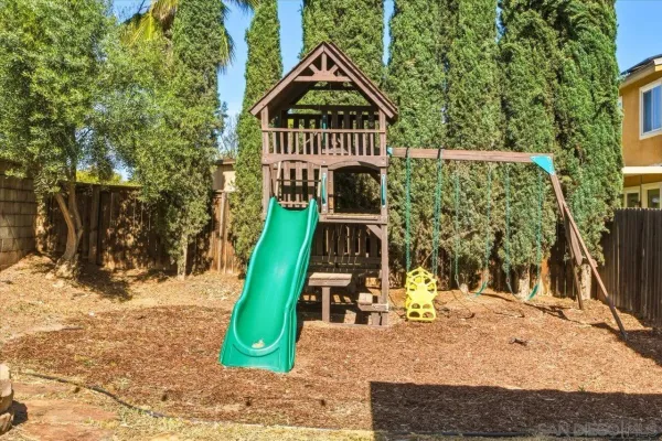 a view of a yard in front of house