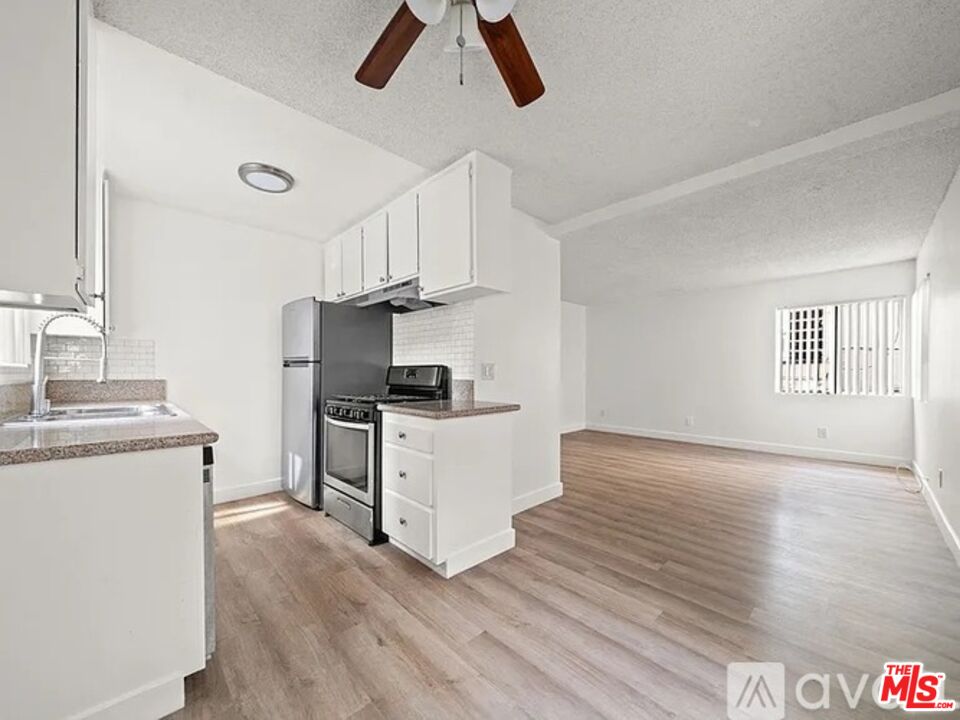 223 Shell Street, Unit 223 Manhattan Beach, CA 90266 - Photo 3 of 6 Gallery Image 3