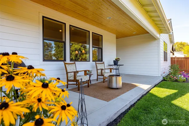 a table and chairs in front of the house