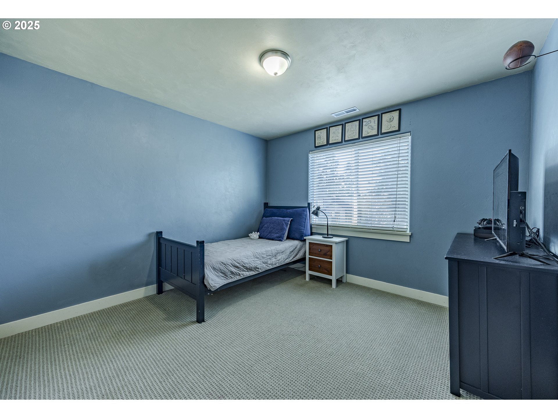 2409 Crowther Drive Eugene, OR 97404 - Photo 32 of 48 a living room with furniture and a window