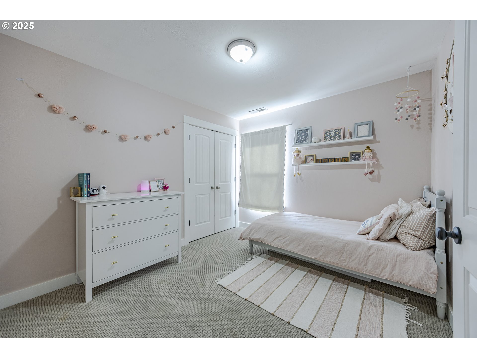 2409 Crowther Drive Eugene, OR 97404 - Photo 33 of 48 a bedroom with a bed and a window