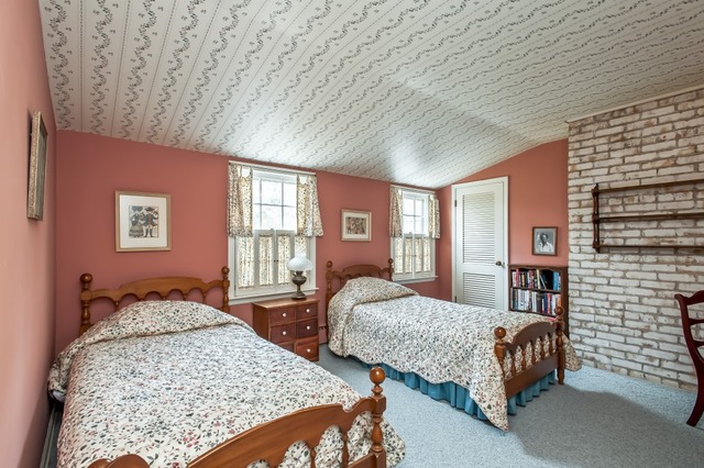 2089 Winnetka Road Northfield, IL 60093 - Photo 9 of 15 a bedroom with a bed and a table