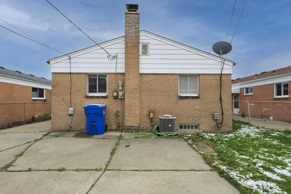 $1,650 | 8261 Gerald Avenue, Warren, MI 48093