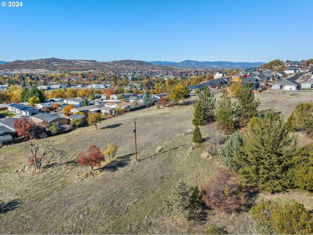 653 Stevens Road Eagle Point, OR 97524 - Photo 4 of 12 a view of a city