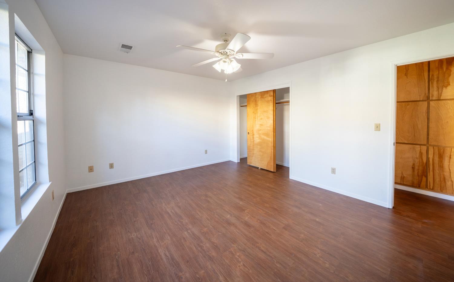 494 Surrey Court Murphys, CA 95247 - Photo 47 of 76 a view of a livingroom with a ceiling fan and wooden floor