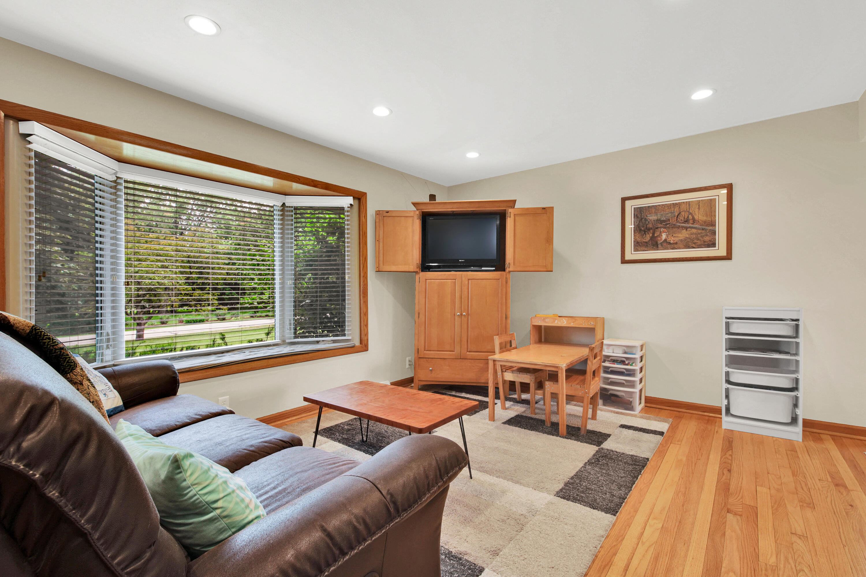 2614 West Chestnut Road Mequon, WI 53092 - Photo 7 of 25 Living Room