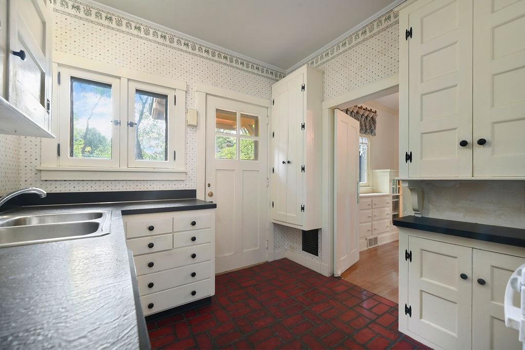 206 Woodside Road Pittsburgh, PA 15221 - Photo 12 of 36 Gallery Image 12