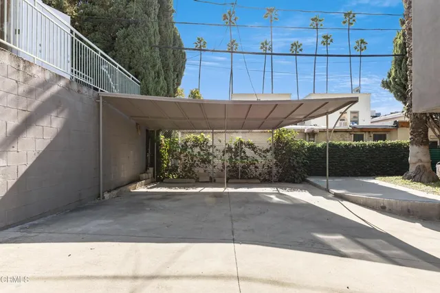 a view of a backyard