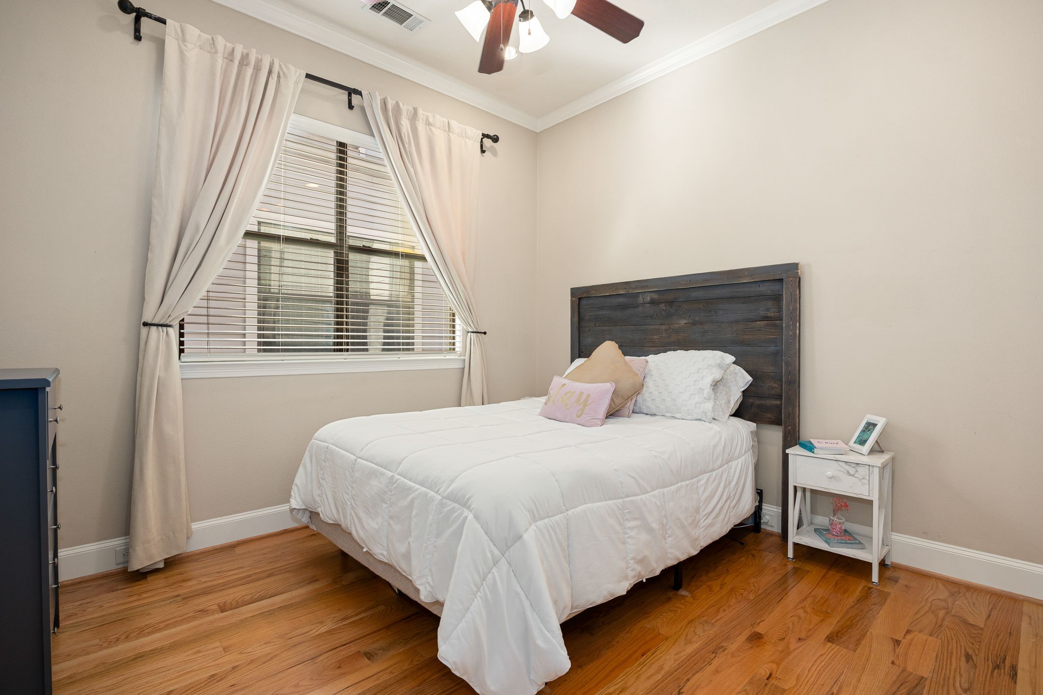 821 Lester Street Houston, TX 77007 - Photo 21 of 41 Neutral and bright secondary bedroom across from the primary bedroom.