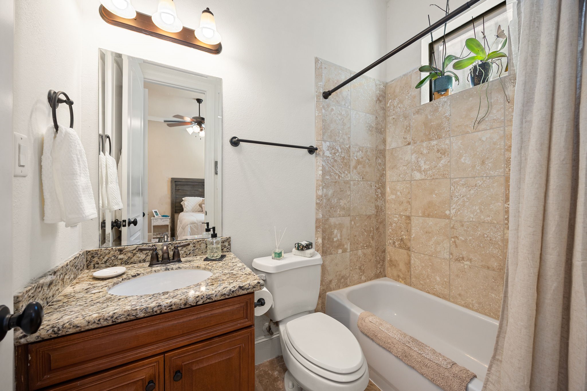 821 Lester Street Houston, TX 77007 - Photo 22 of 41 Secondary bath with the same elegant touches.
