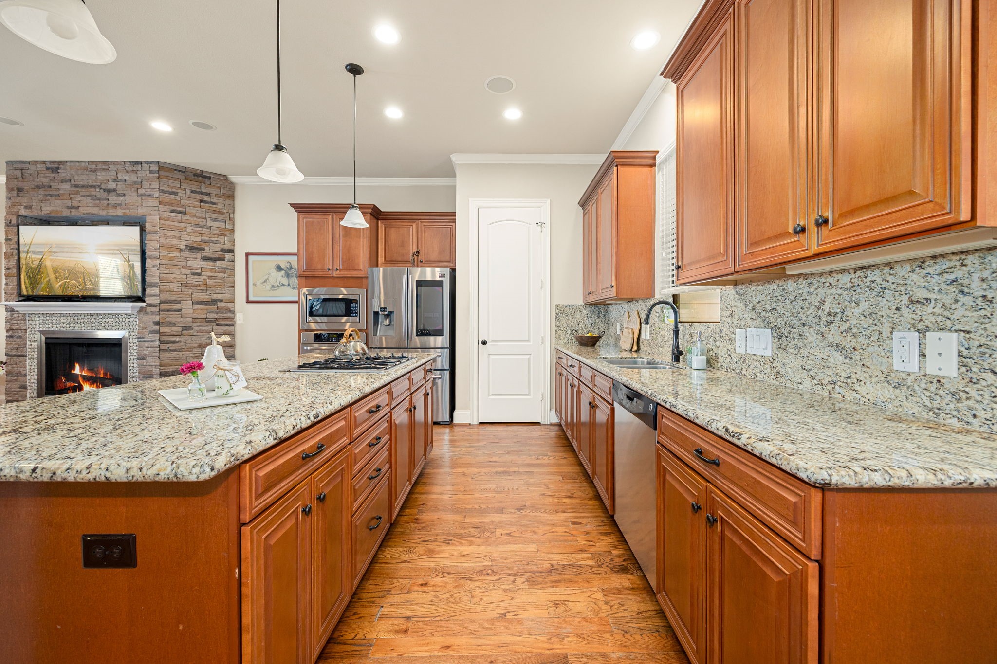 821 Lester Street Houston, TX 77007 - Photo 8 of 41 Abundant rich cabinetry with granite countertop and full backsplash for a seamless look.