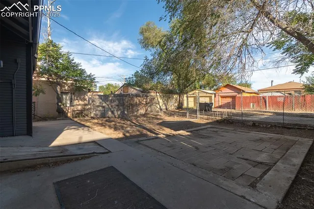 a view of a yard of the house
