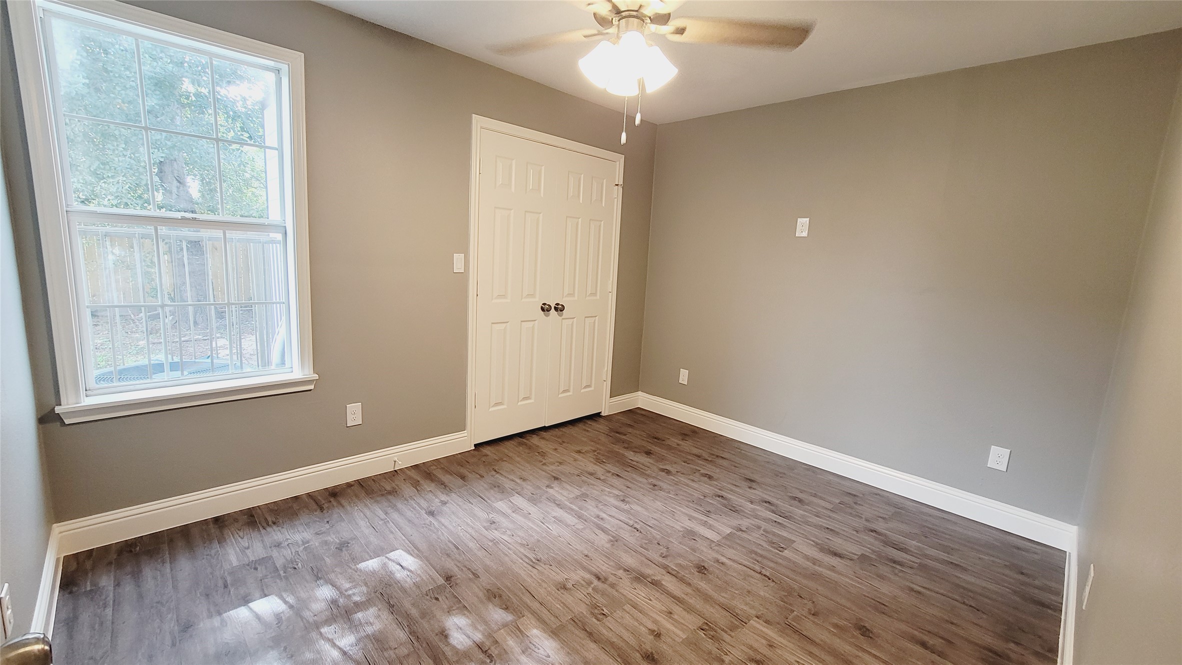 4034 Dreyfus Street Houston, TX 77021 - Photo 19 of 32 an empty room with wooden floor and windows