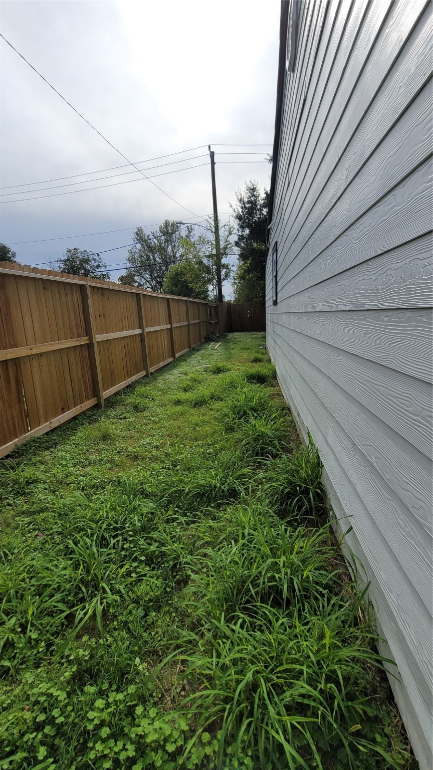 4034 Dreyfus Street Houston, TX 77021 - Photo 27 of 32 a view of a backyard