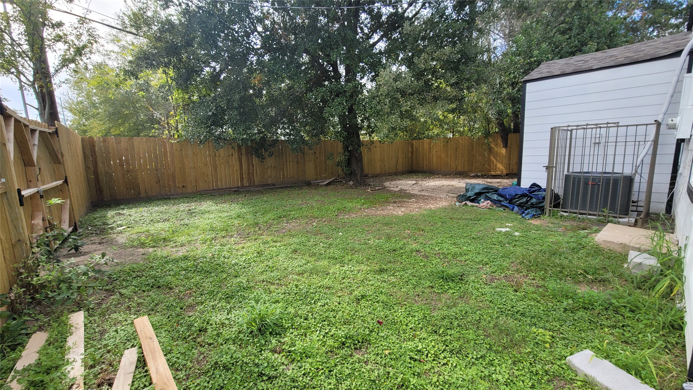 4034 Dreyfus Street Houston, TX 77021 - Photo 28 of 32 a view of a backyard with a small cabin
