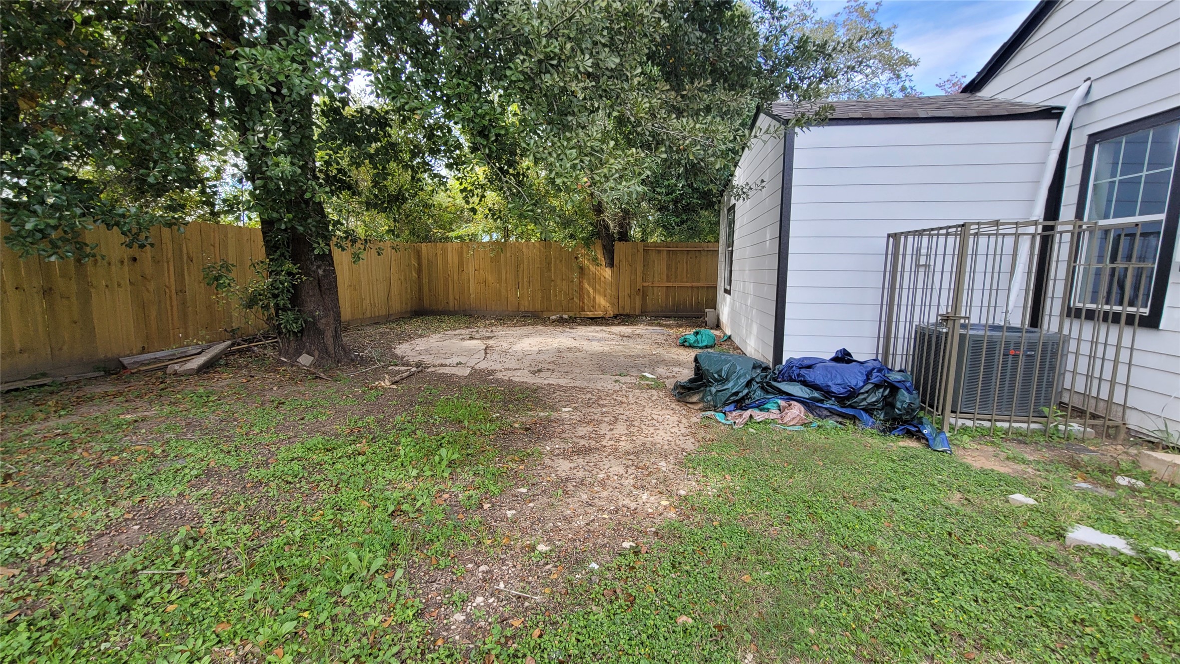 4034 Dreyfus Street Houston, TX 77021 - Photo 29 of 32 a backyard of a house with table and chairs