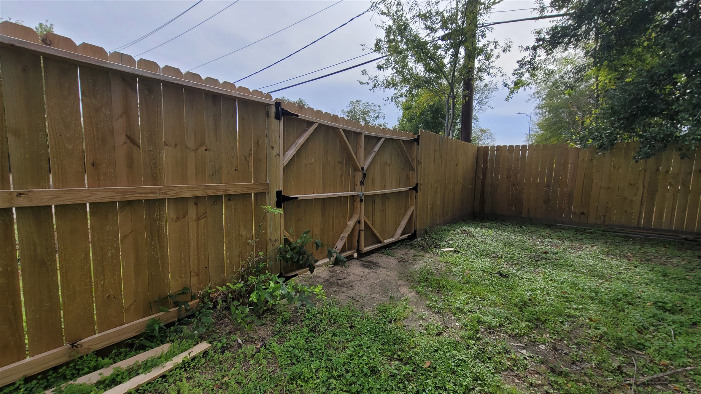 4034 Dreyfus Street Houston, TX 77021 - Photo 31 of 32 a backyard of the house
