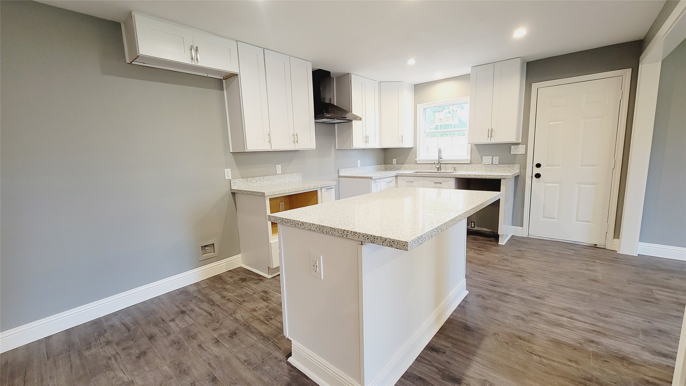 4034 Dreyfus Street Houston, TX 77021 - Photo 5 of 32 a utility room with wooden floor washer and dryer