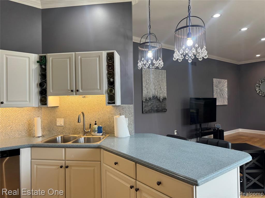 2171 Crystal Drive, Unit 28 Rochester Hills, MI 48309 - Photo 6 of 17