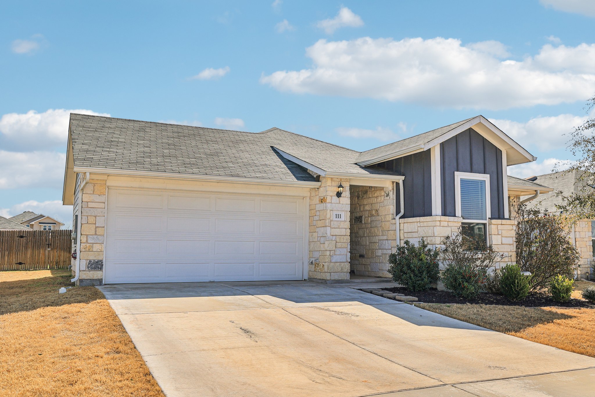 111 Insider Loop Elgin, TX 78621 - Photo 4 of 39