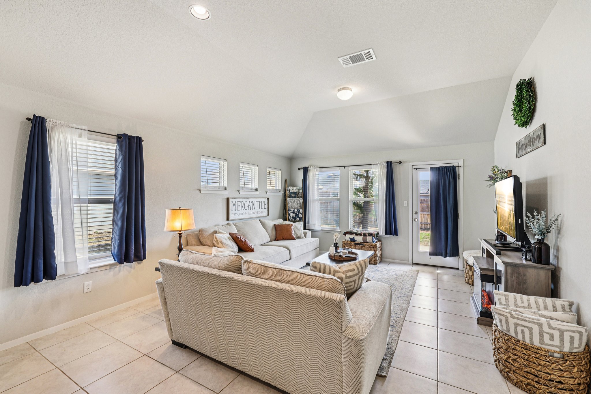 111 Insider Loop Elgin, TX 78621 - Photo 6 of 39