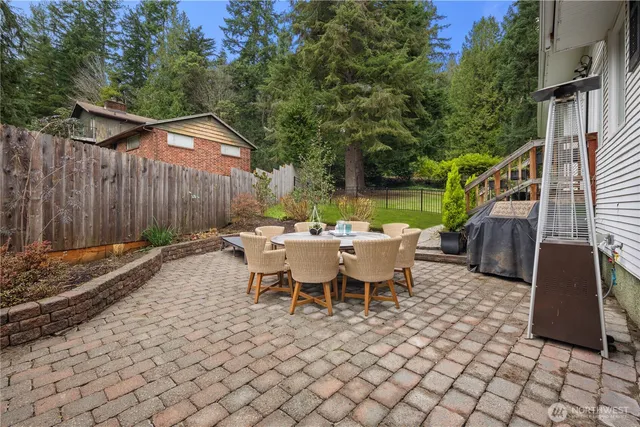 a view of yard in front of house with trees
